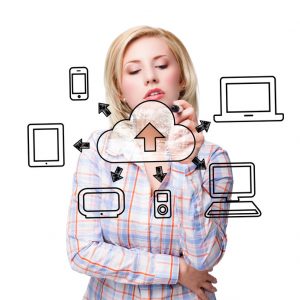 junge Frau zeichnet Diagramm über Cloud Computing